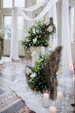 Düğün günü salonda bir buket beyaz çiçek.