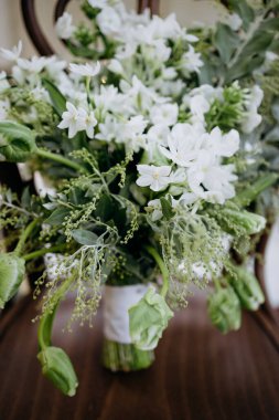Bir buket beyaz çiçek, düğün günü, odada.