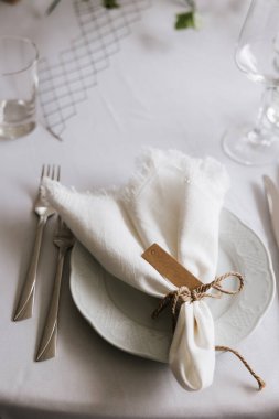 Düğün masası beyaz tabakta..