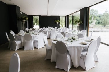 Akşam yemeği ya da düğün için çiçekli masa.