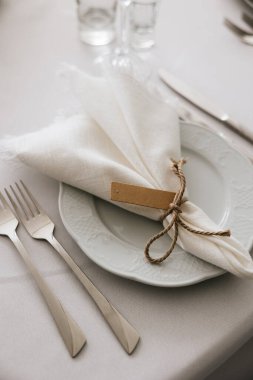 Düğün masası beyaz tabakta..