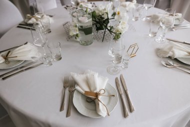 Akşam yemeği ya da düğün için çiçekli masa.