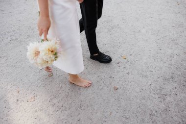 Gelinin elinde düğün buketi