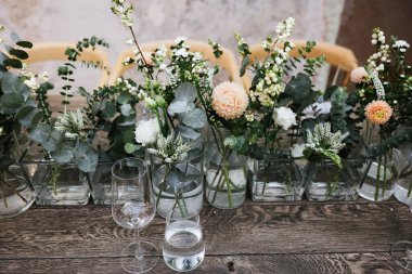 Masada vazolar içinde güzel düğün çiçekleri.