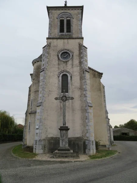 Bela Igreja Francesa Pueblo Cruz Arquitetura Religiosa — Fotografia de Stock
