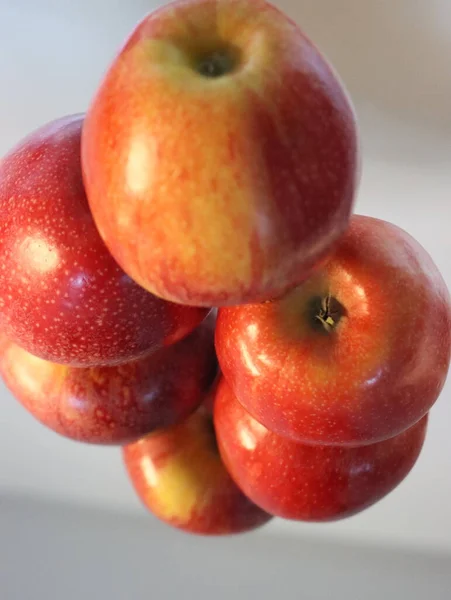 Lezzetli Kırmızı Elmalar Lezzetli Cezbedici Meyve Vitaminleri — Stok fotoğraf