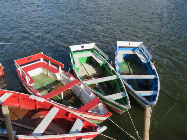 楽しいボートに乗るセーリング楽しい色幸せ水の川 — ストック写真