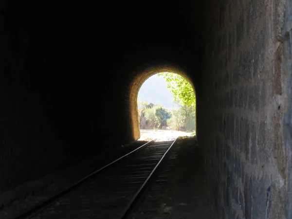 Żelazne Mosty Drogowe Metalowa Szyna Światła Końcu Tunelu Kolejowego Transportu — Zdjęcie stockowe