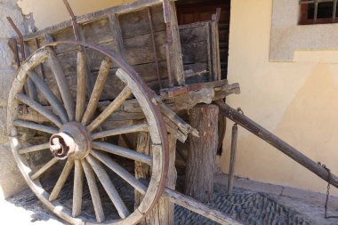 Güzel ahşap karavan arabası terk edilmiş nakliye aracı.