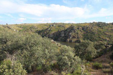 Geniş bir nehir ve büyük vadilerle güzel bir görüntü.