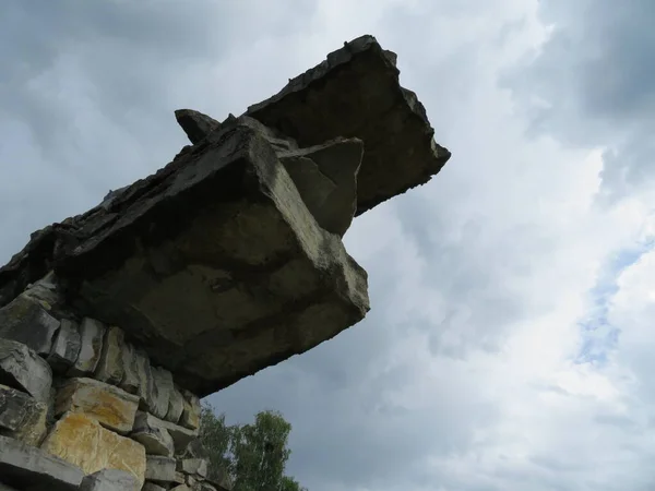 Красивая Каменная Стена Форме Драгона Выходящая Земли — стоковое фото