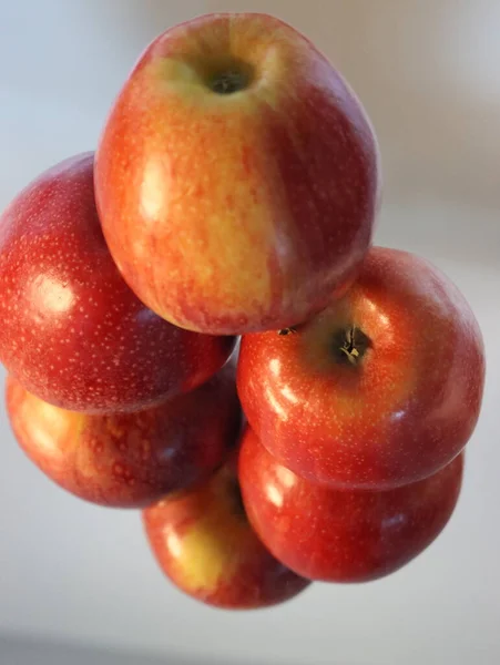 Finom Természetes Piros Alma Ízletes Gyönyörű Kísértés Gyümölcs Vitaminok — Stock Fotó