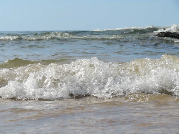 Praia Bonita Com Águas Limpas Areia Espumante — Fotografia de Stock