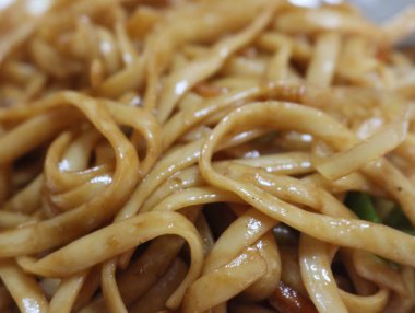 Lezzetli Çin yemeği erişteleri börek, sebze karidesler lezzetli.