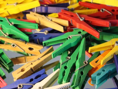 Giysileri asmak için cımbız. Güneşte kurutmak için.