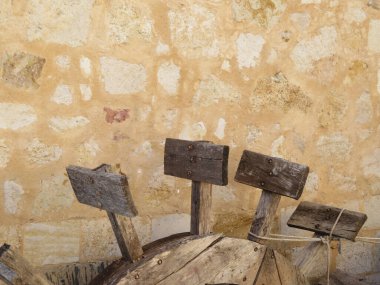 Un elde etmek için eski su değirmeni mekanizmaları yapıları