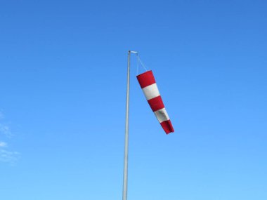 Kırmızı ve beyaz rüzgar göstergesi güvenlik sinyali uyarısı