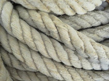 İnanılmaz bir halat. Güçlü düğüm. Eskimiş, dayanıklı.