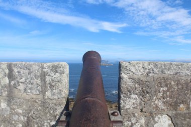 Savaş topu savunma, askeri döneme ait antik çeliğe saldırdı.