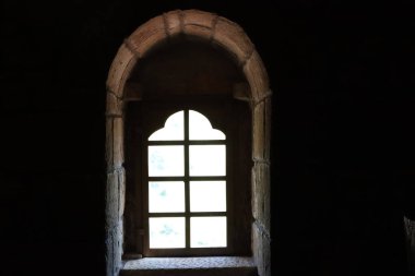 Ortaçağ kalesinin ışığa karşı penceresi