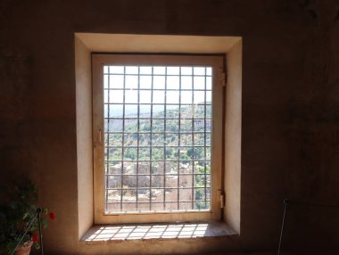 Güzel şehir manzaraları, tarihi binalar, büyük ağaçlarla yaşayan doğa, sonsuz manzaralar.