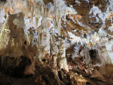 Eski yeraltı sarkıtları, dikitler ve su damlaları olan güzel mağaralar.