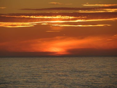 Deniz günbatımında güzel bir gün batımı.