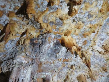 Eski yeraltı sarkıtları, dikitler ve su damlaları olan güzel mağaralar.