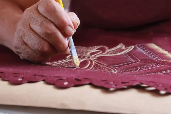 Mor tuval üzerine el boyasını kapat