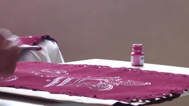 Руки Пожилой Женщины Рисуют Бархат — стоковое видео
