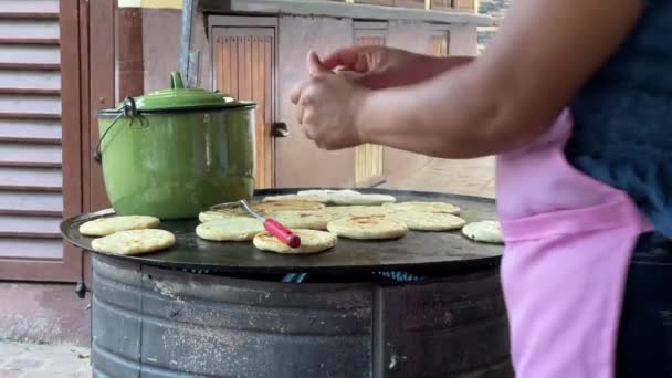 Kvinna Matlagning Äkta Mexikansk Mat Som Kallas Gorditas — Stockvideo