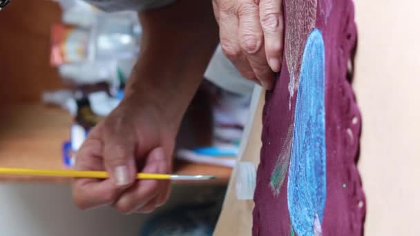 Vídeo Vertical Una Anciana Pintando Como Hobby — Vídeo de stock