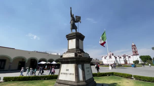 Cholula Puebla Μxico Μαρτίου 2024 Benito Jurez Άγαλμα Και Σημαία — Αρχείο Βίντεο