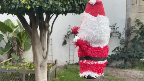 Горизонтальное Видео Подлинного Мексиканского Пиаты Форме Санта Клауса — стоковое видео