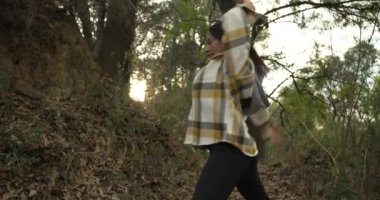 Meksikalı kadın dansçı havaya yapraklar fırlatıyor ve dans ediyor.