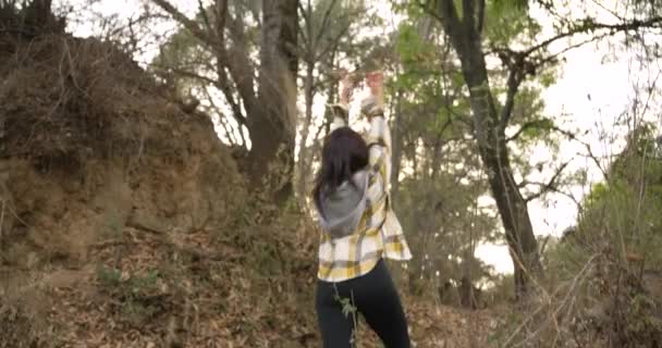 Chica Mexicana Lanzando Hojas Aire Bosque — Vídeo de stock