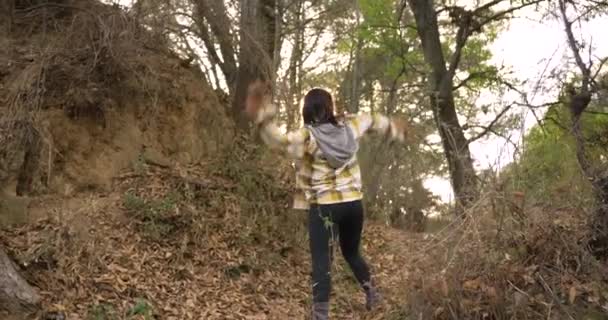 メキシコのダンサーの少女は森で葉で遊んでいる — ストック動画