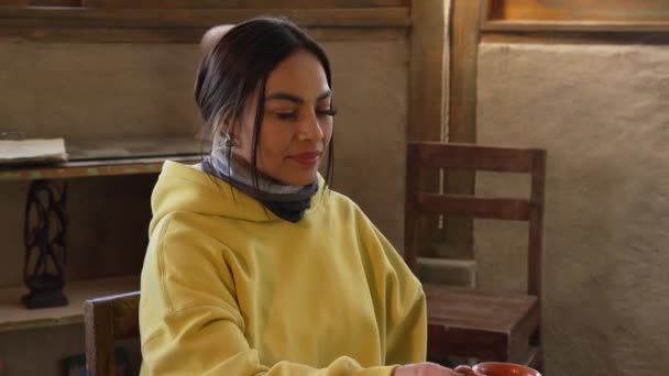 Мексиканська Дівчина Насолоджується Традиційною Кавою Гуртожитку Сан Джеронімо Tecuanipan — стокове відео