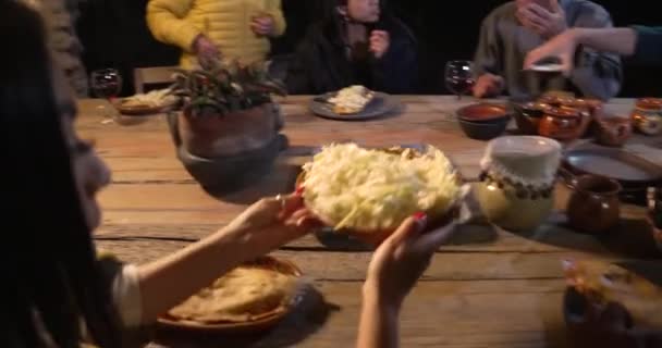 多様な人々 メキシコ人と白人 のグループが夕食をとる — ストック動画