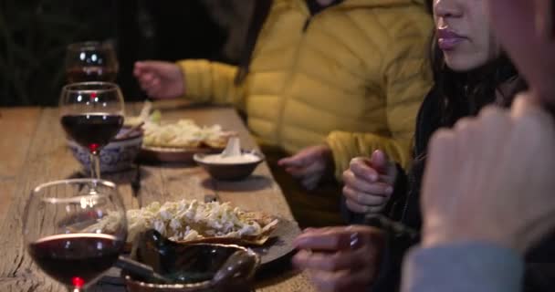 Какие Девушки Ужинают Мексиканскими Молотками Вином — стоковое видео