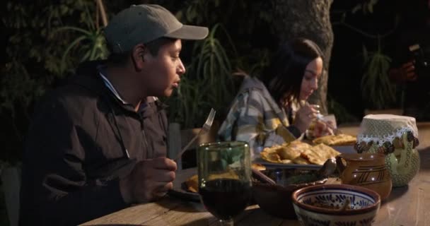 Casal Mexicano Jantar Pegando Que Comer — Vídeo de Stock