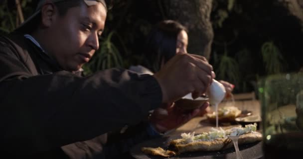 Meksikalı Kız Oğlan Otantik Meksika Yemeklerini Sezonluyor — Stok video