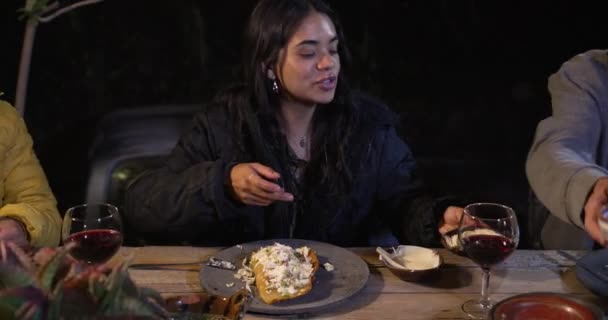 Feliz Chica Mexicana Teniendo Auténtica Cena Mexicana Con Vino Tinto — Vídeos de Stock