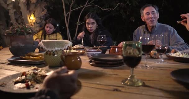 与年轻人和老年人一起享用真正的墨西哥晚餐 — 图库视频影像