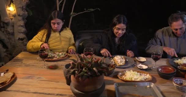 墨西哥女孩和墨西哥夫妇在一起吃墨西哥晚餐 — 图库视频影像