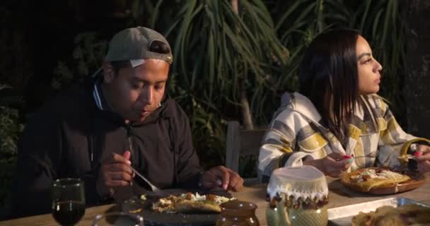 Meksikalı Erkek Kız Kafkasyalı Adamla Meksika Yemeği Yiyor — Stok video