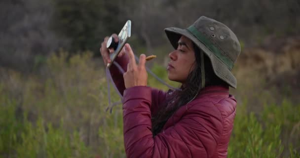 Mexická Mladá Dívka Udělat Nějaké Fotky Zatímco Jíst Sušenku Horách — Stock video