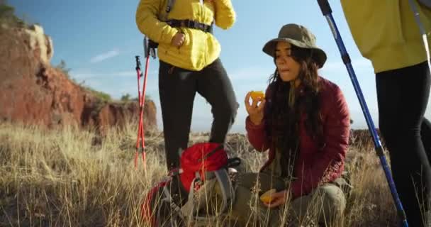 Yürüyüş Yapan Meksikalı Kızlar Dağda Selfie Çekmek Için Birbirlerine Katılırlar — Stok video