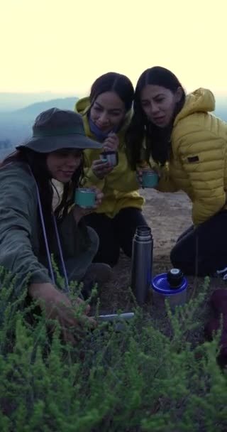 Mexická Skupina Ženských Přátel Selfie Horách Zatímco Kávu — Stock video