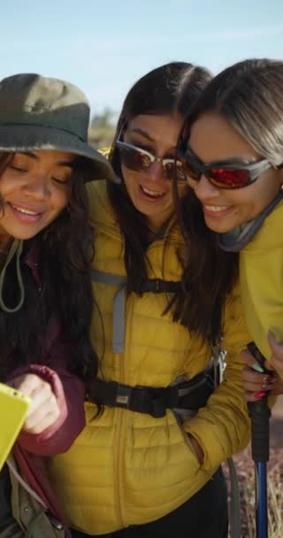 Zooma Vertikal Video Grupp Kvinnliga Mexikanska Vänner Berget Som Tittar — Stockvideo